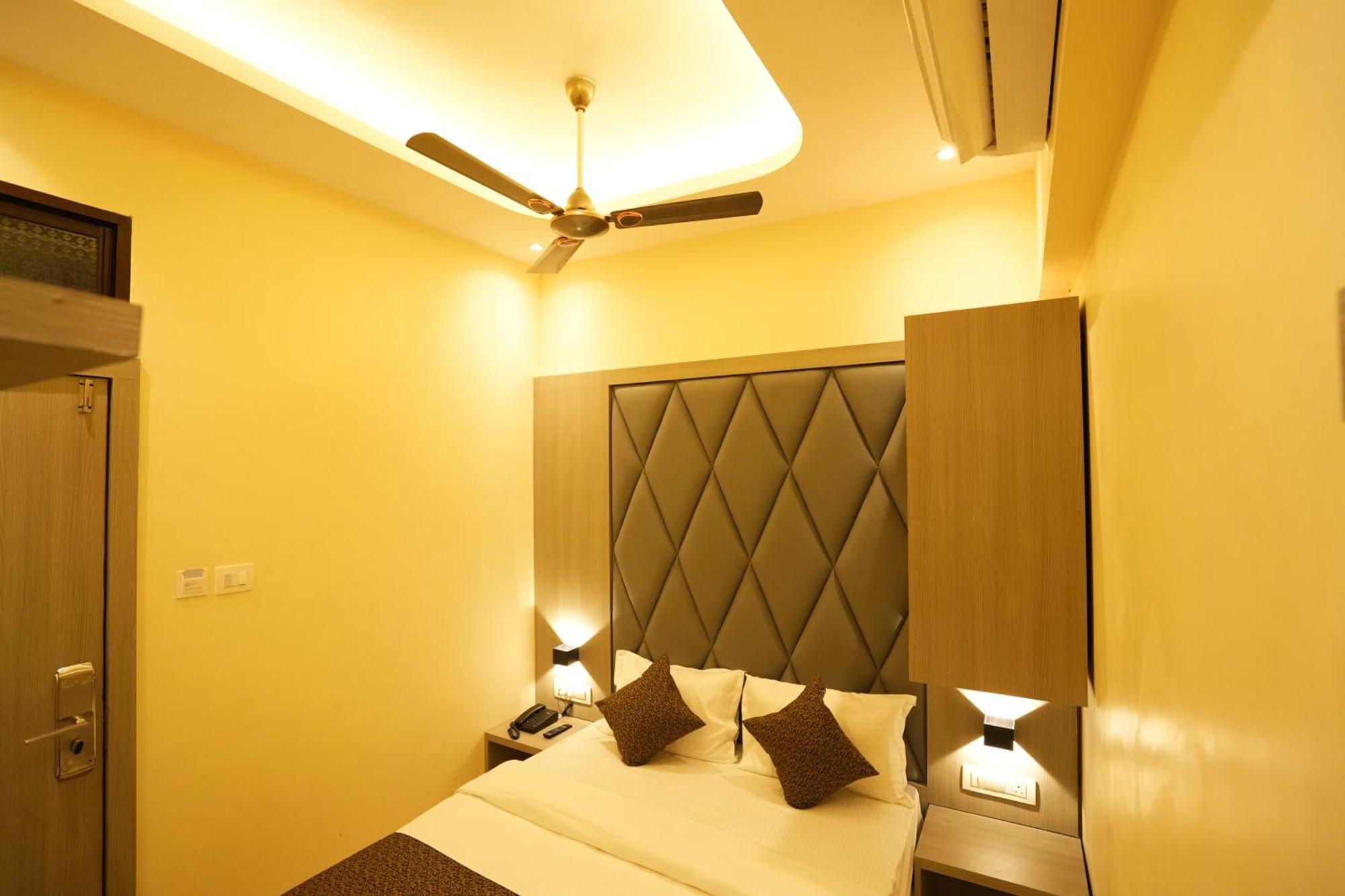 Hotel Boston Мумбай Екстериор снимка