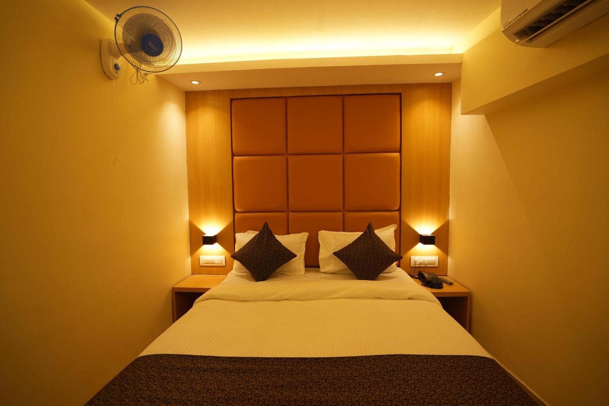 Hotel Boston Мумбай Екстериор снимка