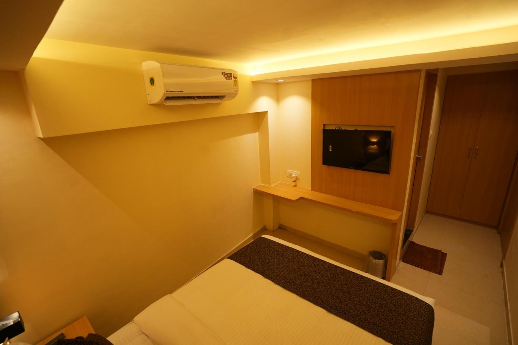 Hotel Boston Мумбай Екстериор снимка