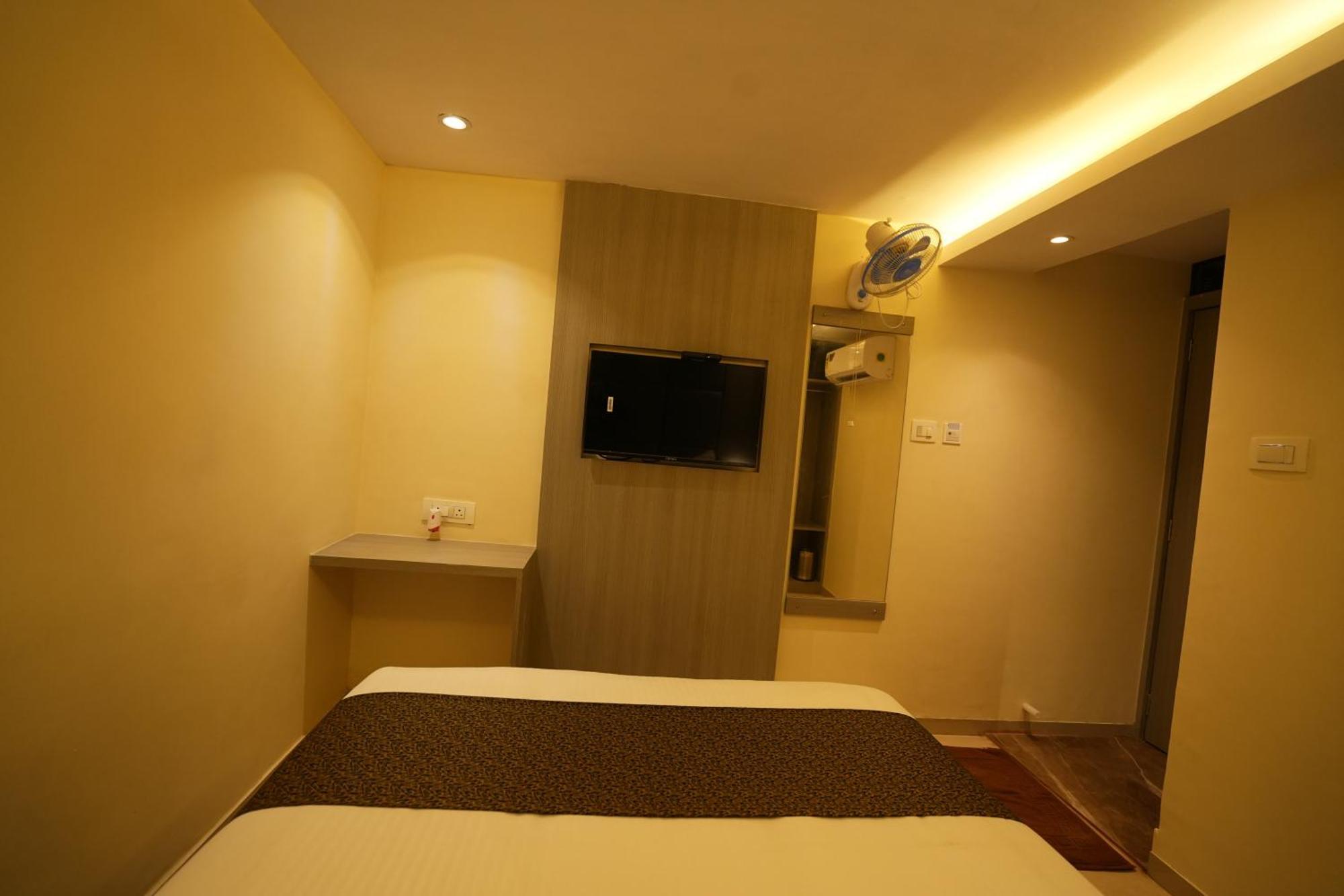 Hotel Boston Мумбай Екстериор снимка