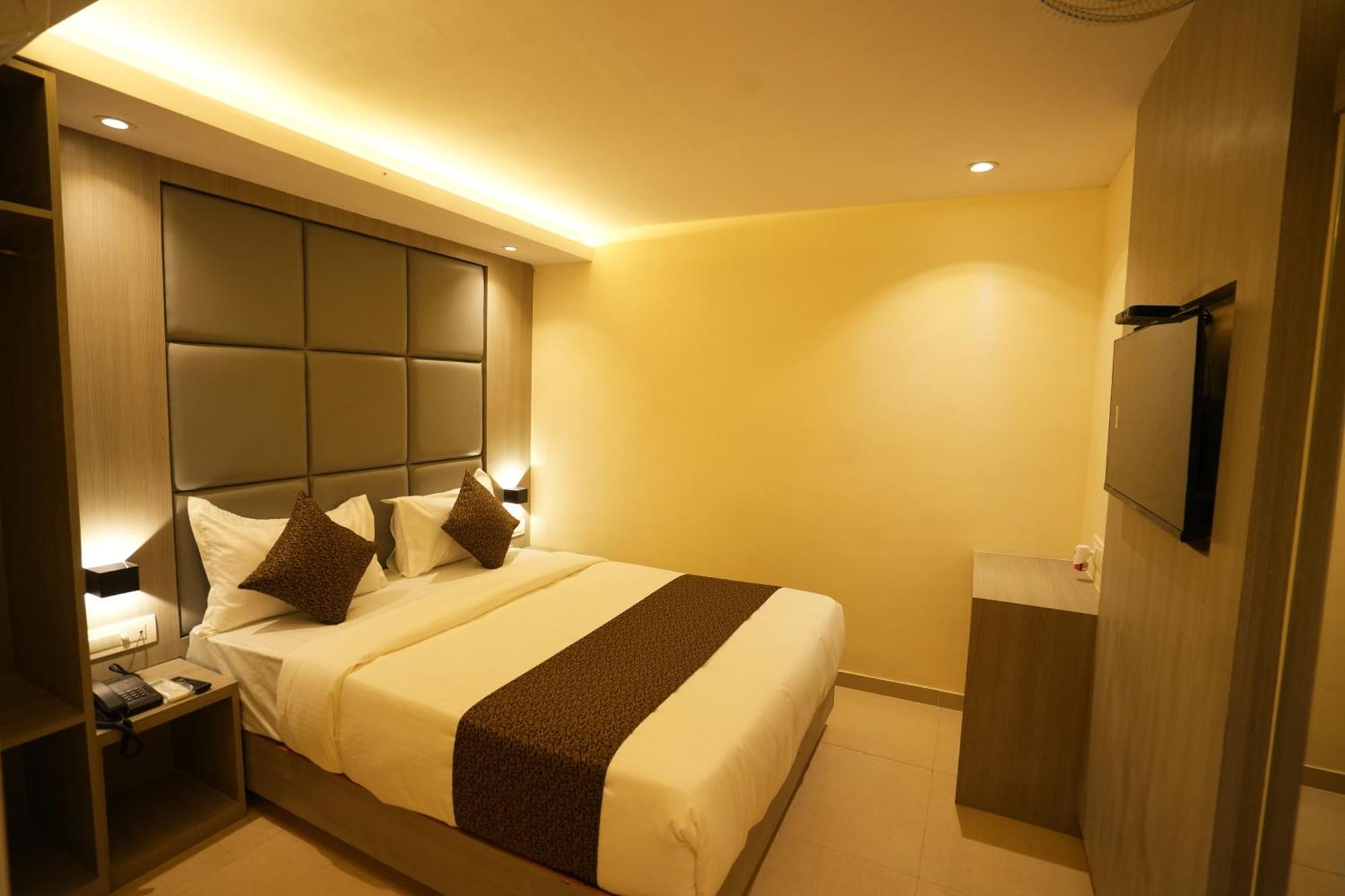 Hotel Boston Мумбай Екстериор снимка