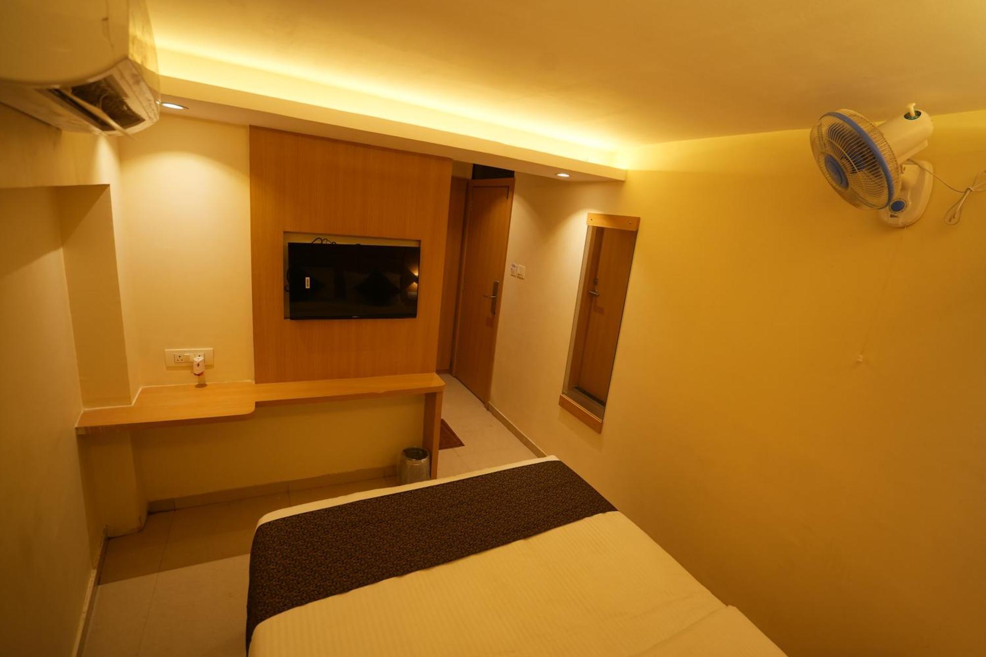 Hotel Boston Мумбай Екстериор снимка