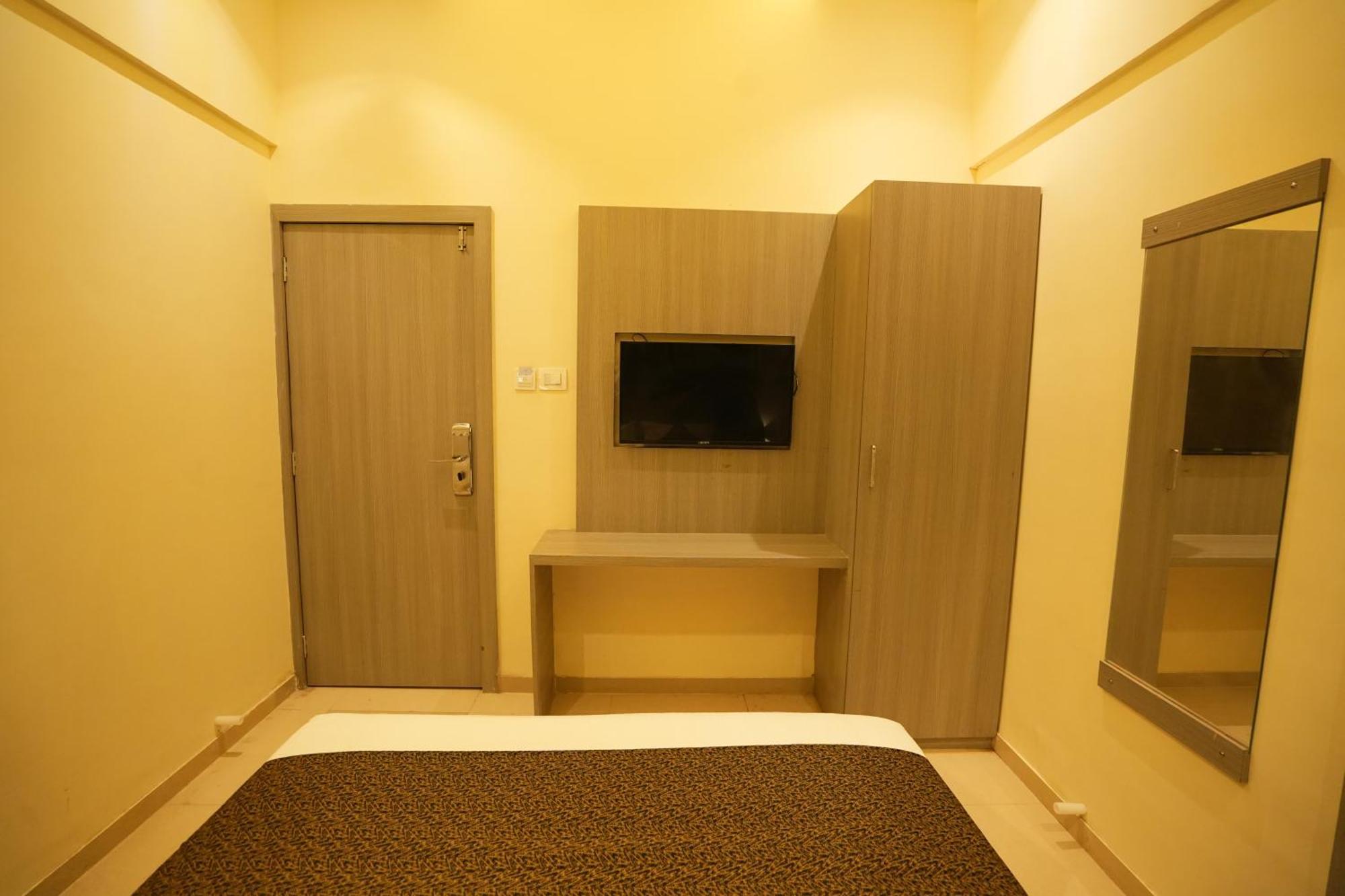 Hotel Boston Мумбай Екстериор снимка