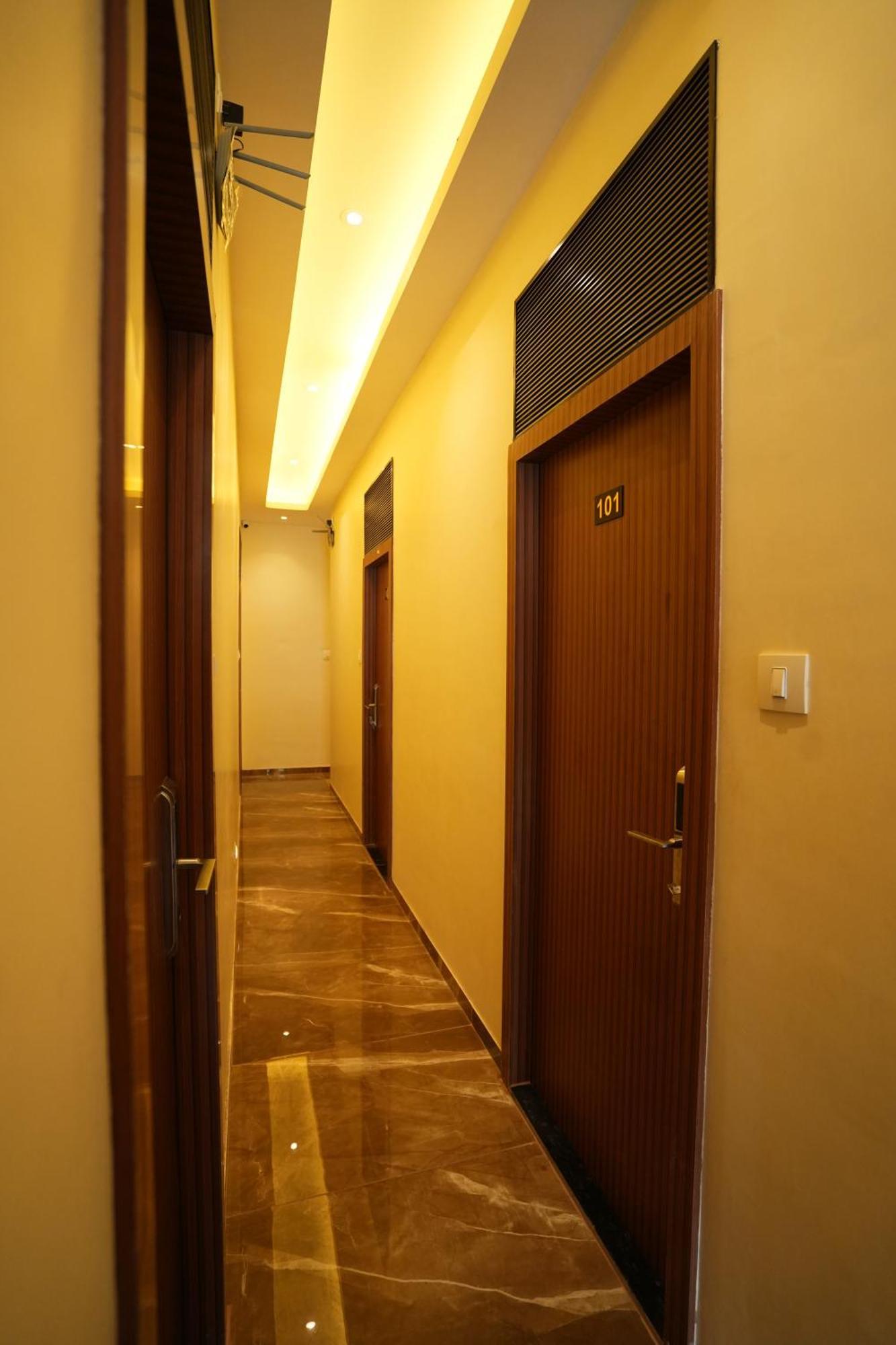 Hotel Boston Мумбай Екстериор снимка
