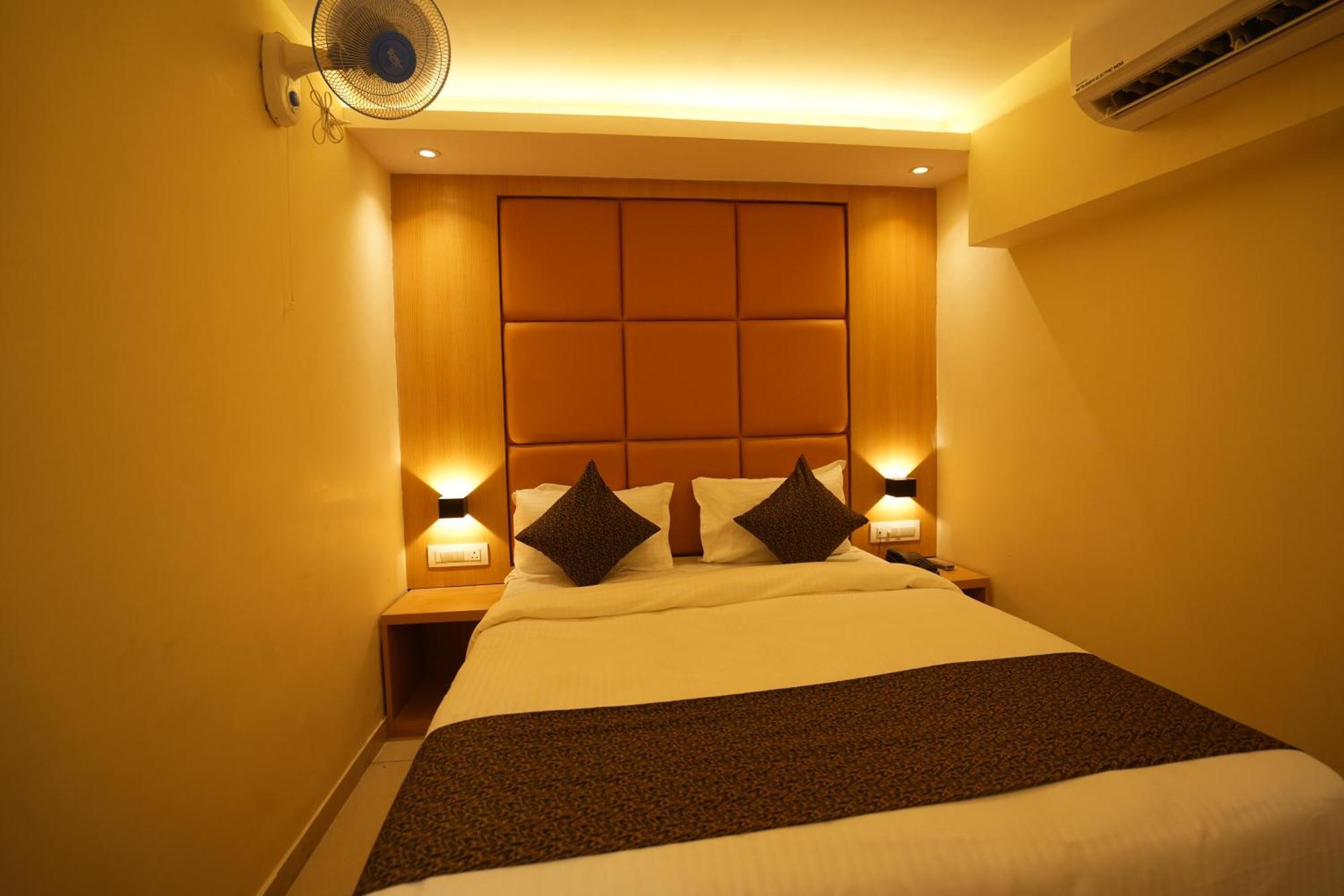 Hotel Boston Мумбай Екстериор снимка