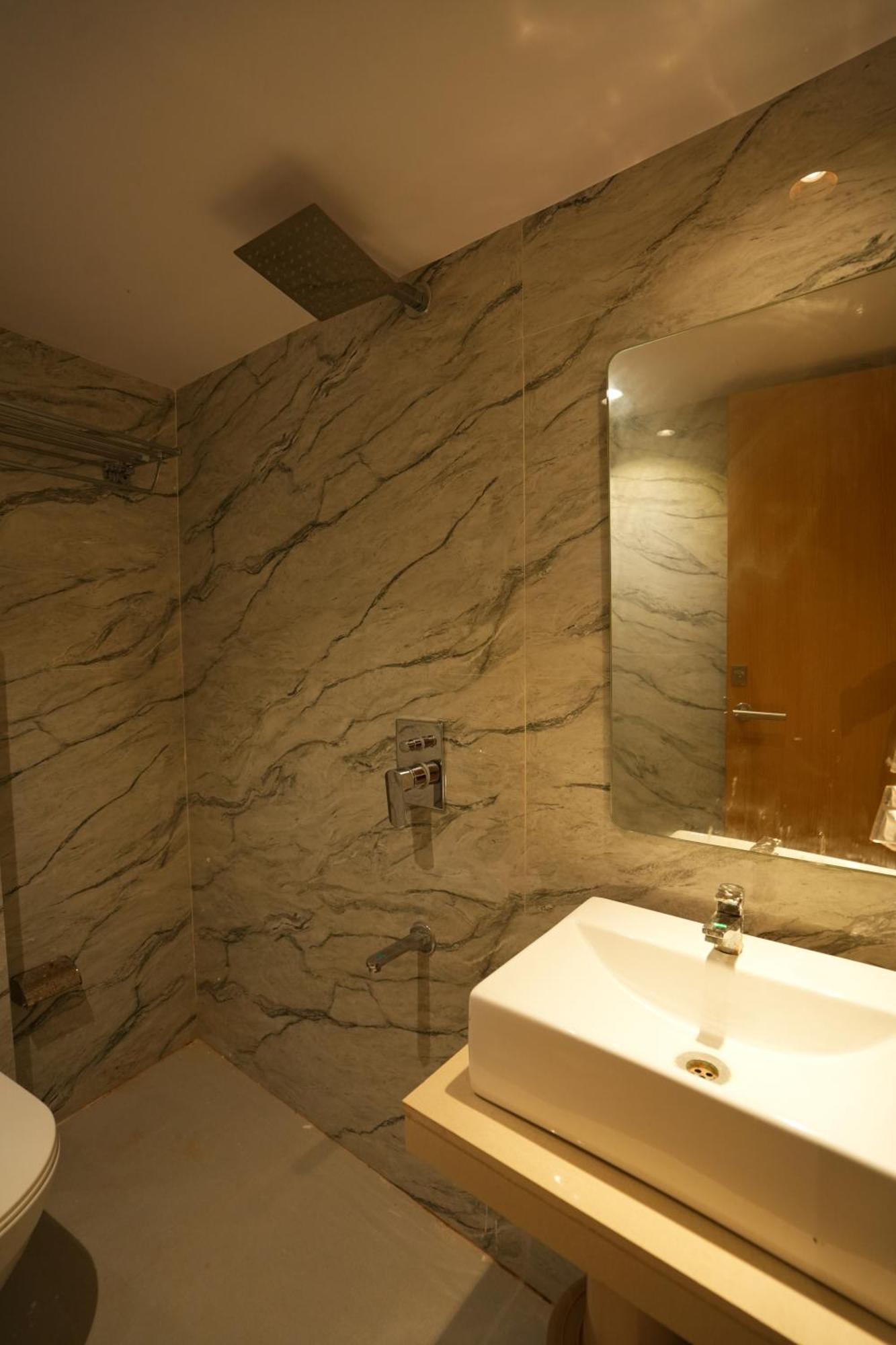 Hotel Boston Мумбай Екстериор снимка