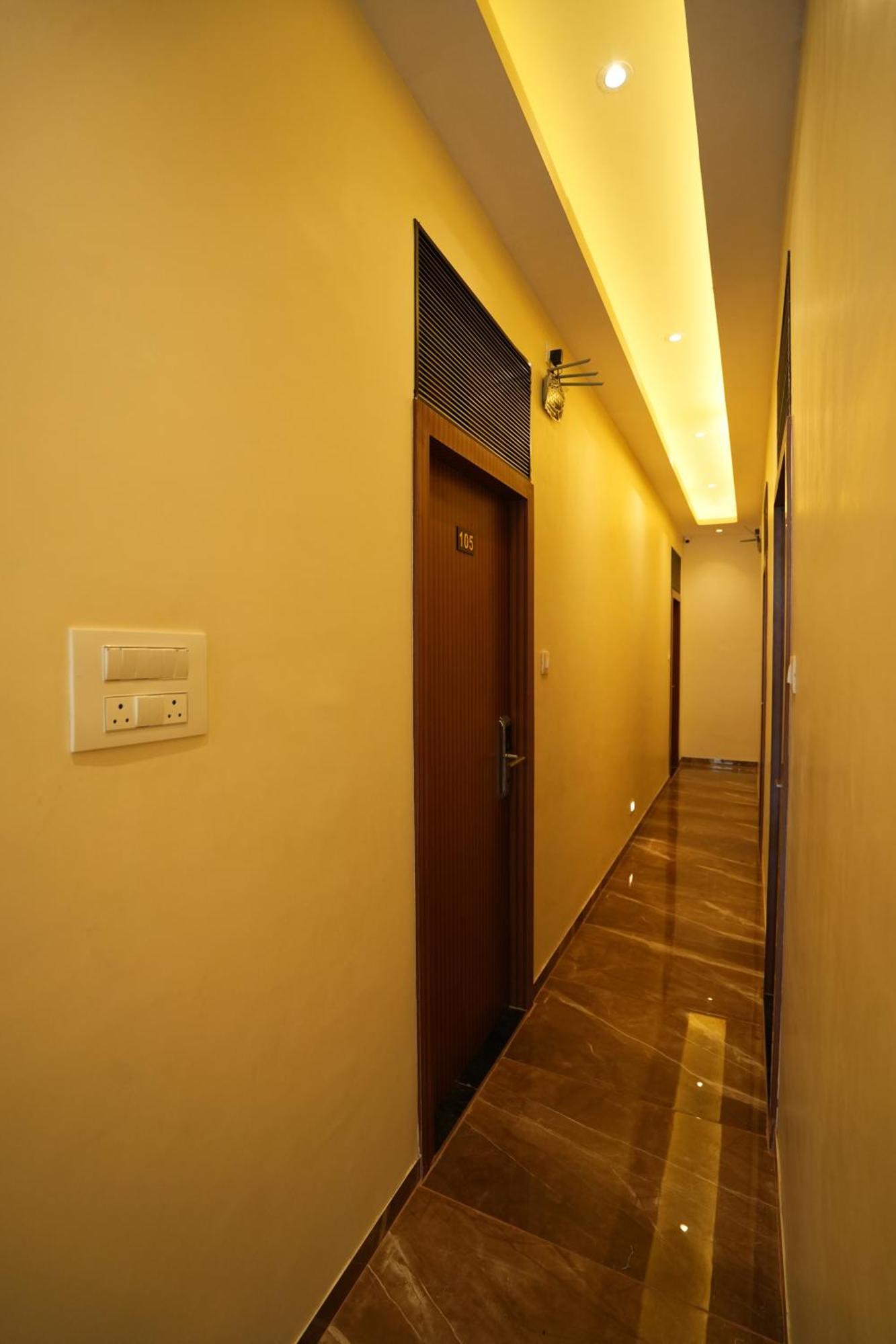 Hotel Boston Мумбай Екстериор снимка
