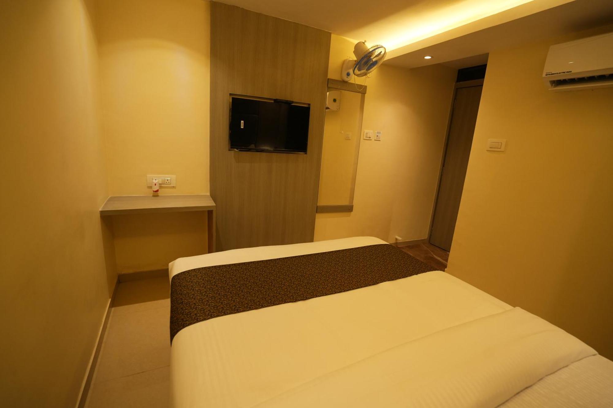 Hotel Boston Мумбай Екстериор снимка
