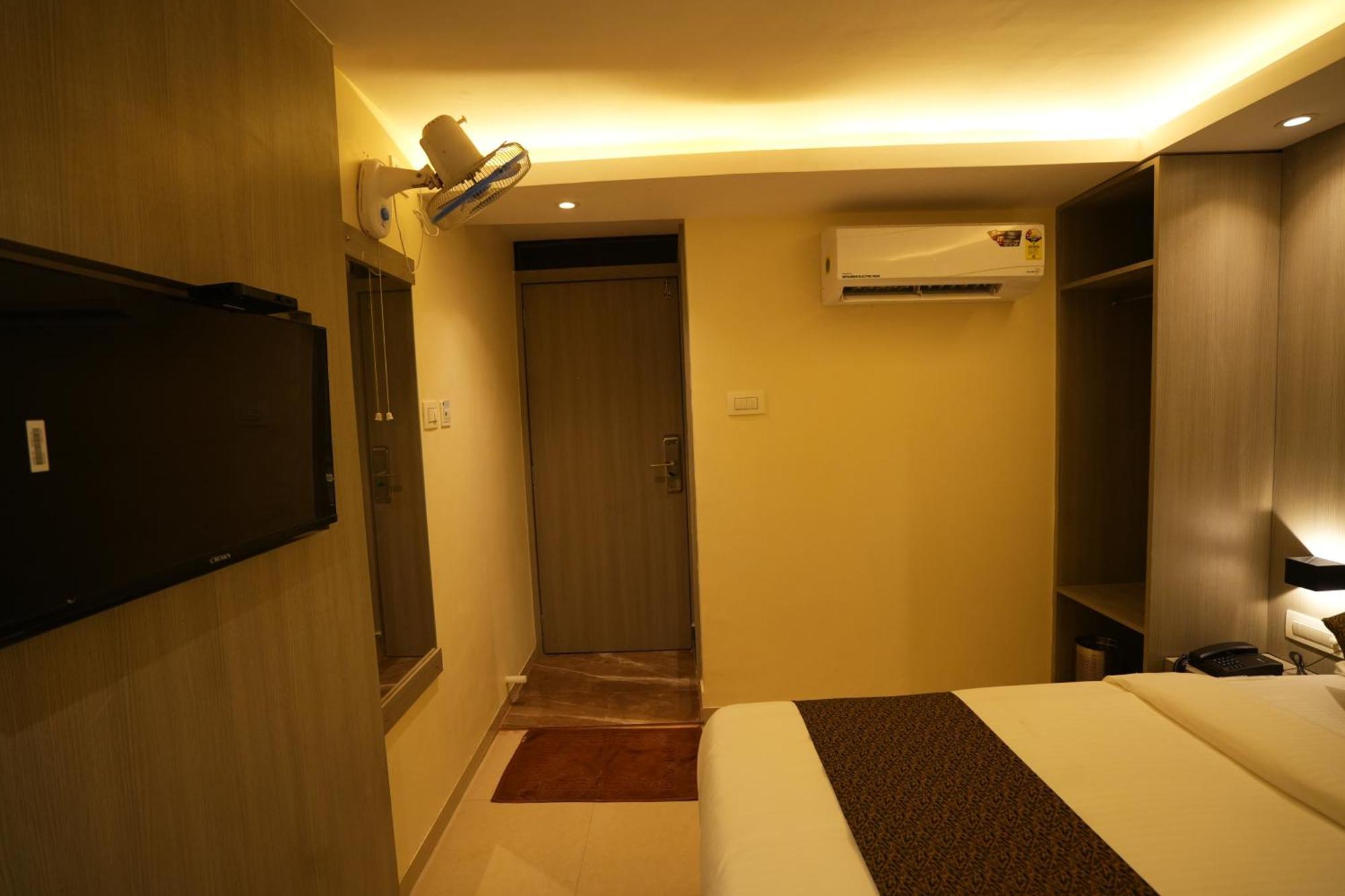 Hotel Boston Мумбай Екстериор снимка