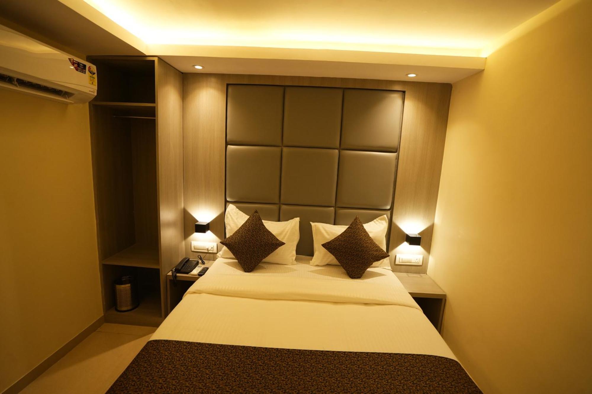 Hotel Boston Мумбай Екстериор снимка